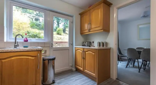 Spacious 3 Bedroom House Sleeps 6 People, Buchen Sie Hotel Reading Berkshire