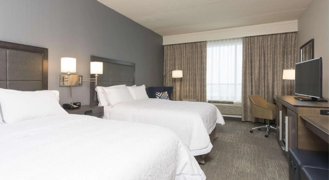 Четырёхместный номер Standard Hampton Inn & Suites Grand Rapids Downtown