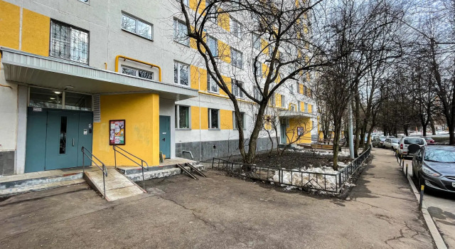 The apartment is located on Bulatnikovsky lane 6 building 1, Rezerwuj Apartament UAO Area Moskwa