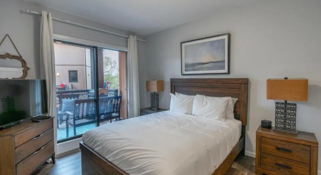 Bright and Airy Condo With Pool! #454, 预订 酒店 Kelowna 不列颠哥伦比亚省