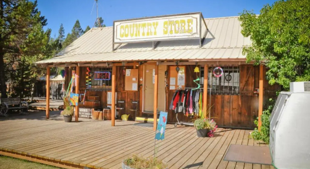 Bend-Sunriver Camping Resort 24 ft. Yurt 16, Buchen Sie Campingplatz Camping & Glamping in Oregon, Campingplatz