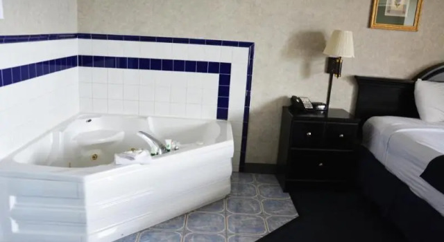 Люкс Deluxe Travelodge by Wyndham Milwaukee