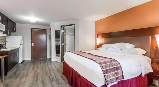 Двухместный люкс Days Inn & Suites by Wyndham Rocky Mount Golden East