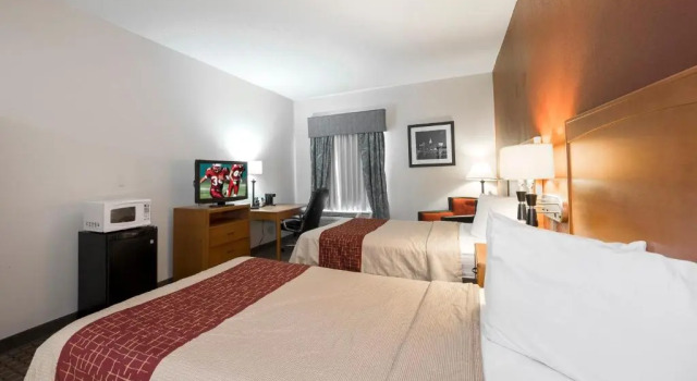 Четырёхместный номер Deluxe Red Roof Inn & Suites Newnan