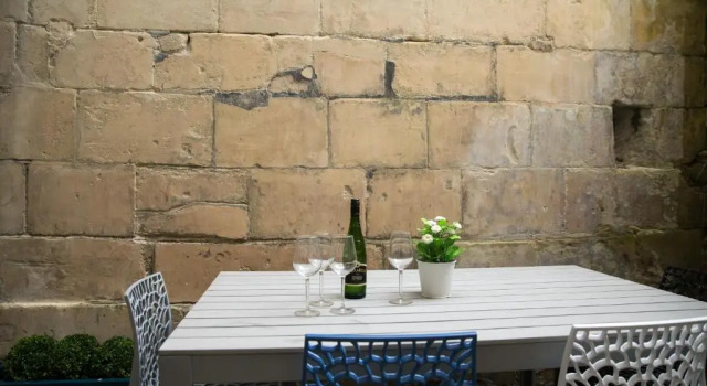 Апартаменты Ceres Two-storey apartment with Balcony and Courtyard in Bath City Centre