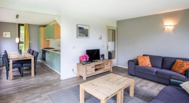 Nice Home in Heinkenzand With Wifi and 3 Bedrooms, Book Hotel Goes 