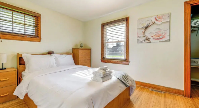 Large Yard Deck 20 Min to Highmark Stadium, Book Feriehus Buffalo Buffalo