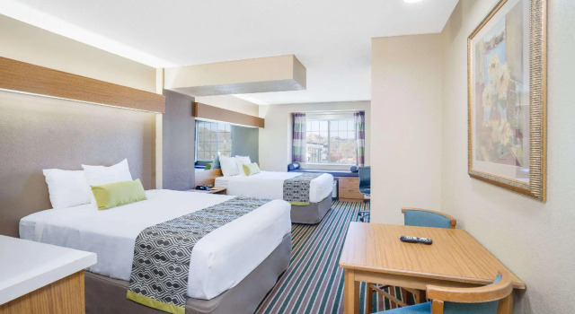 Четырёхместный люкс Microtel Inn & Suites by Wyndham Pigeon Forge