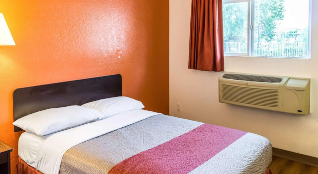 Motel 6 Bakersfield, CA - Convention Center, Забронировать Мотель Отели Бейкерсфилд с бассейном, рядом с Mercy Hospital Downtown - Bakersfield, Бассейн
