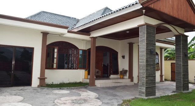 Adeeva Villa, Забронировать Вилла Отели Матарам с бассейном, рядом с Lombok Epicentrum Mall, Бассейн