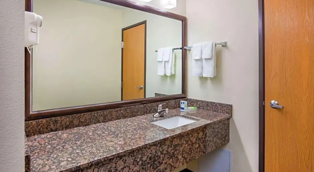 Номер Standard AmericInn by Wyndham Mora