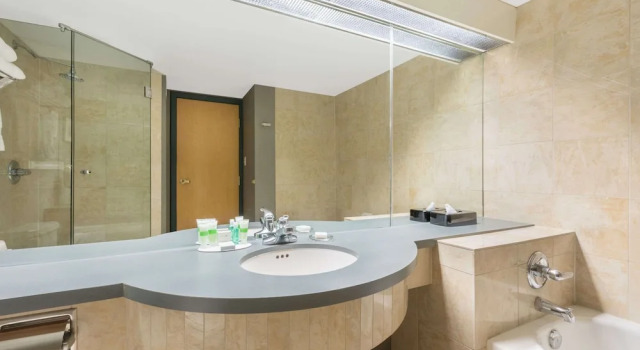 Двухместный полулюкс c 1 комнатой Ramada Plaza by Wyndham Prince George