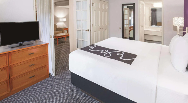 Двухместный люкс с видом на бассейн Howard Johnson by Wyndham Sacramento Downtown