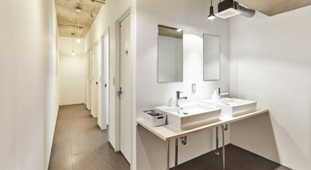 Кровать в общем номере Tora Hotel Asakusa