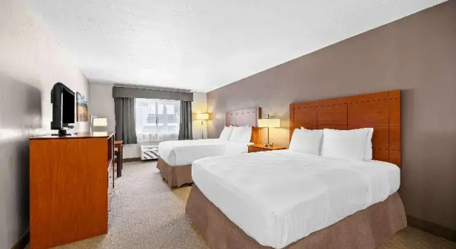 Четырёхместный номер Standard с балконом Best Western Inn at the Rogue