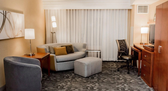 Двухместный люкс Premium с 2 комнатами Courtyard by Marriott Lafayette