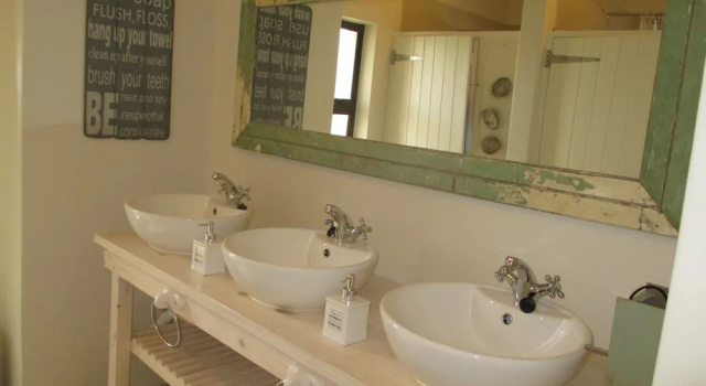Кровать в общем номере Цокольный этаж At Rosies KiteHouse Backpacker-Hostel-direct bookings only