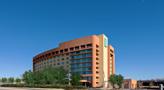 Кровать в общем номере Embassy Suites by Hilton Albuquerque