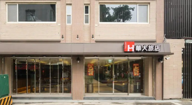 Кровать в общем номере Huada Hotel