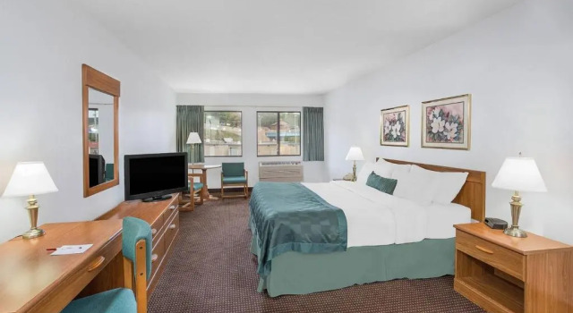 Номер Standard Ramada by Wyndham Hancock Waterfront