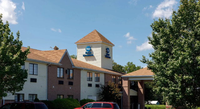 Кровать в общем номере Best Western Denton Inn