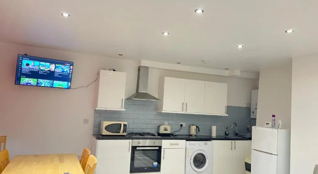 Апартаменты Spacious Entire Two Double Bedrooms Flat, N 3