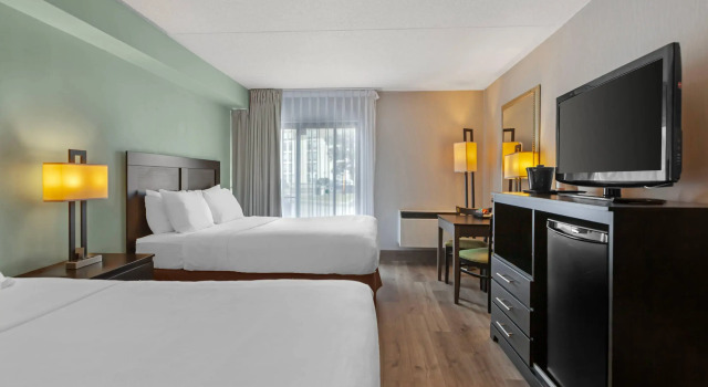 Четырёхместный номер Standard Quality Inn & Suites 5585 Ambler Drive Mississauga Ontario