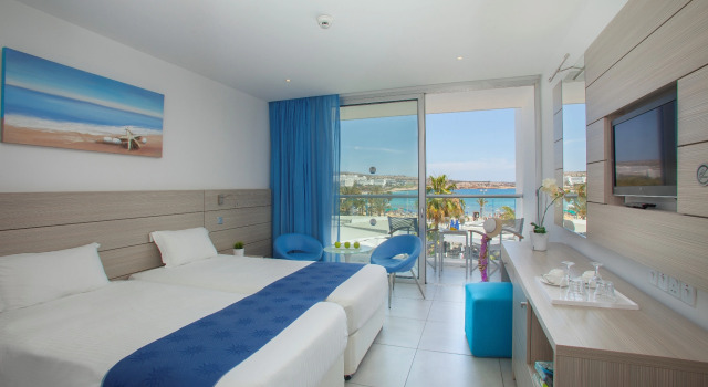 Номер Superior с балконом и с видом на бассейн Limanaki Beach Hotel & Suites