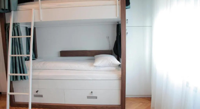 Кровать в общем номере Hostel Karavan Inn