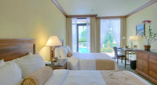 Четырёхместный номер Standard с красивым видом из окна Wyndham San Jose Herradura