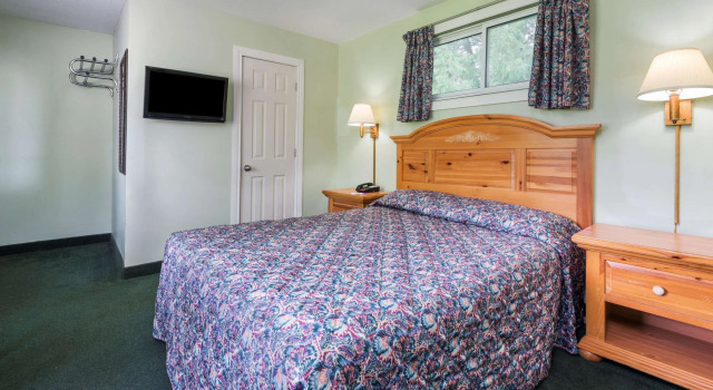Четырёхместный номер Standard Knights Inn Bracebridge