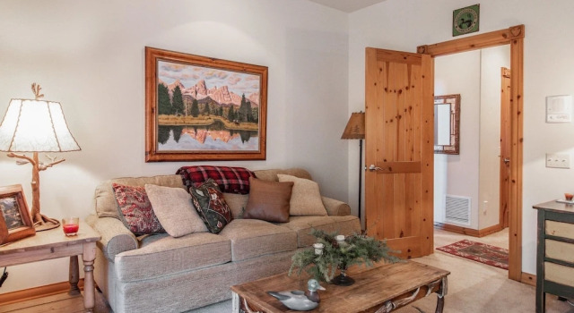 New Listing! Custom Miracle Mountain Lodge W/ AC Home, Book Feriehus Hoteller i Lake Arrowhead med parkering, Parkering