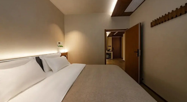 Семейный люкс с балконом и с видом на сад Shangri-la Designer Homestay without Summer(By the Cosmic Wheel of Dukezong)