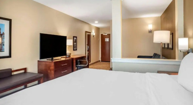 Люкс Comfort Inn & Suites Harrisonburg