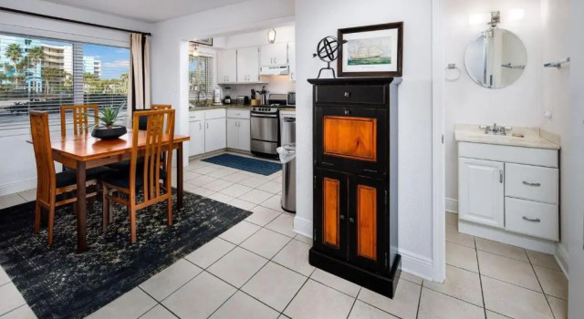 Апартаменты Seaspray Condos 201A