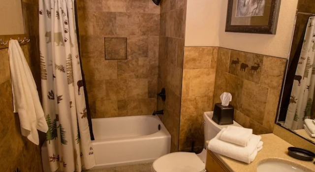 Кровать в общем номере с 6 комнатами Lewis & Clark Resort