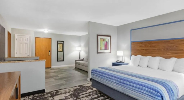 Двухместный номер Superior AmericInn by Wyndham Pella