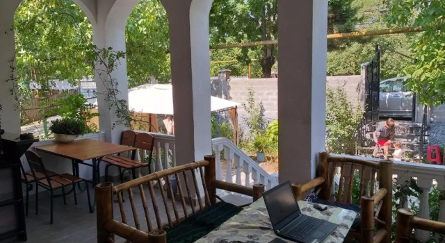 Surami White Guesthouse, Забронировать Отель Тбилиси Регион Тбилиси, рядом с Tеатр имени Марджанишвили