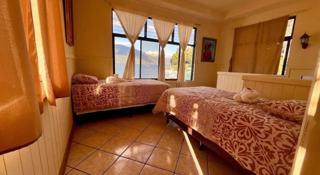 Кровать в общем номере Hotel Casa Ki'iil San Juan La Laguna