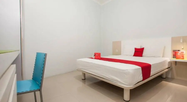 Standard room with city view RedDoorz Syariah at Kartohardjo Madiun