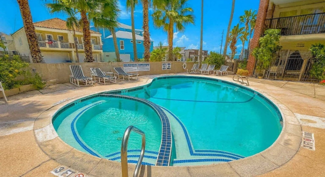 Апартаменты Peaceful, Big Patio, Pool, Near Beach 2 Bedroom Apts