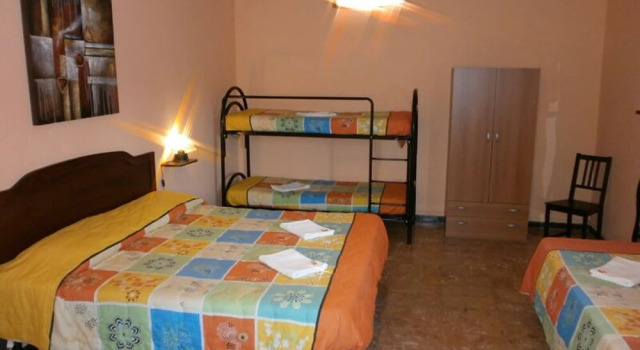 Airport Pisa Rooms - Self Economy, Book Vacation Home Hotels in Pisa with Parking, Parking
