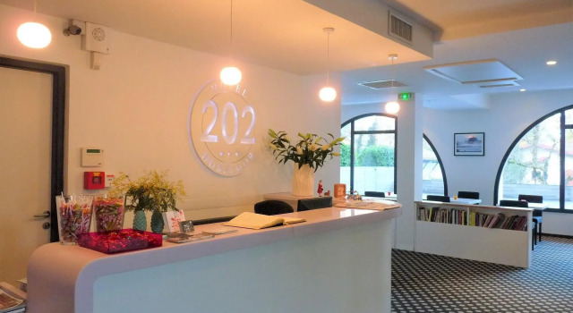 Hotel 202