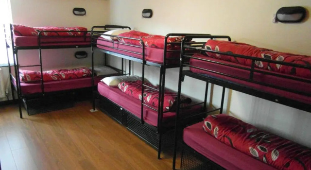 Кровать в общем номере Belfast International Youth Hostel