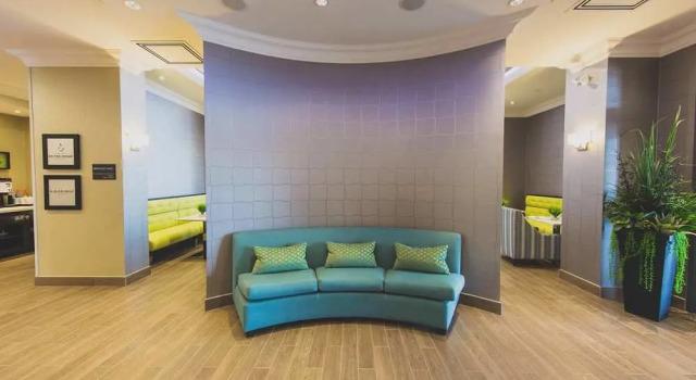 Hampton Inn & Suites by Hilton Bolton, Забронировать Отель Отели Болтон с парковкой, Парковка