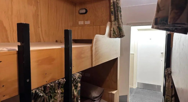 Кровать в общем номере Fox Glacier Lodge