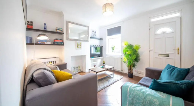 Bright 3 Bedroom Townhouse Near City Centre, Забронировать Отель Отели Норидж с парковкой, рядом с Квартал Тумленд, Парковка