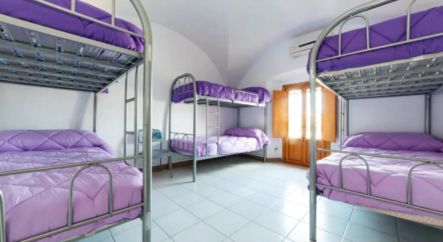Кровать в общем номере Albergue las Veletas