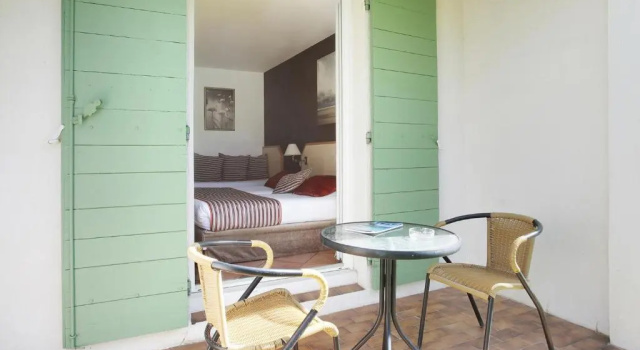 Трёхместный номер Standard с видом на бассейн Logis Hôtel Le Rodin