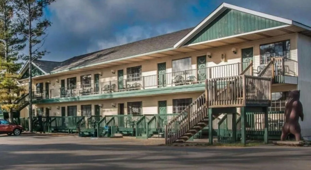 Mackinac Lodge, Забронировать Отель Отели Макино-Сити с бассейном, рядом с Гольф-клуб Animal Tracks Adventure, Бассейн